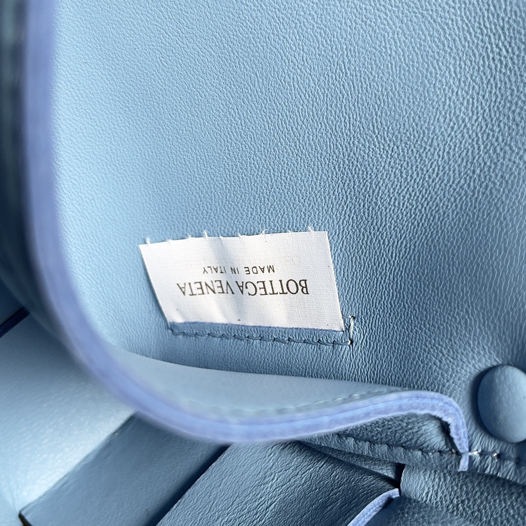 BV 葆蝶家 枕头包 CASSETTE  Intreccio 编织设计 羊皮 豆腐 购物袋 手提袋 斜款包 浅蓝色 730848VMAY14619