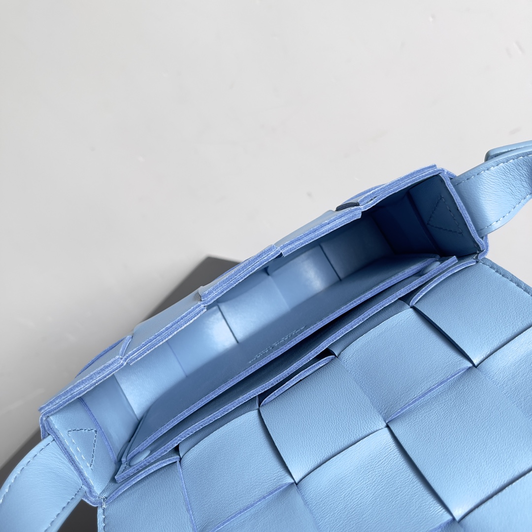 BV 葆蝶家 枕头包 CASSETTE  Intreccio 编织设计 羊皮 豆腐 购物袋 手提袋 斜款包 浅蓝色 730848VMAY14619