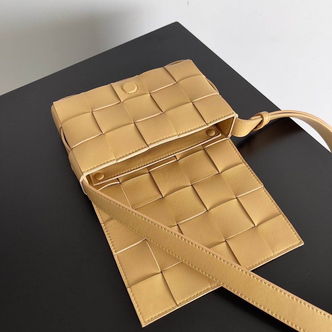 BV 葆蝶家 枕头包 CASSETTE  Intreccio 编织设计 羊皮 豆腐 购物袋 手提袋 斜款包 卡其色 730848 