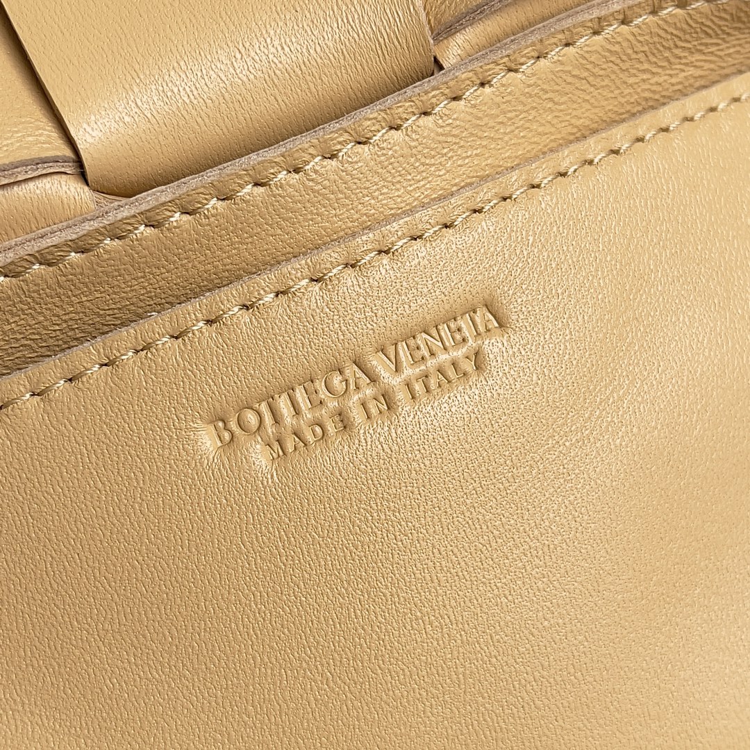 BV 葆蝶家 枕头包 CASSETTE  Intreccio 编织设计 羊皮 豆腐 购物袋 手提袋 斜款包 卡其色 730848 