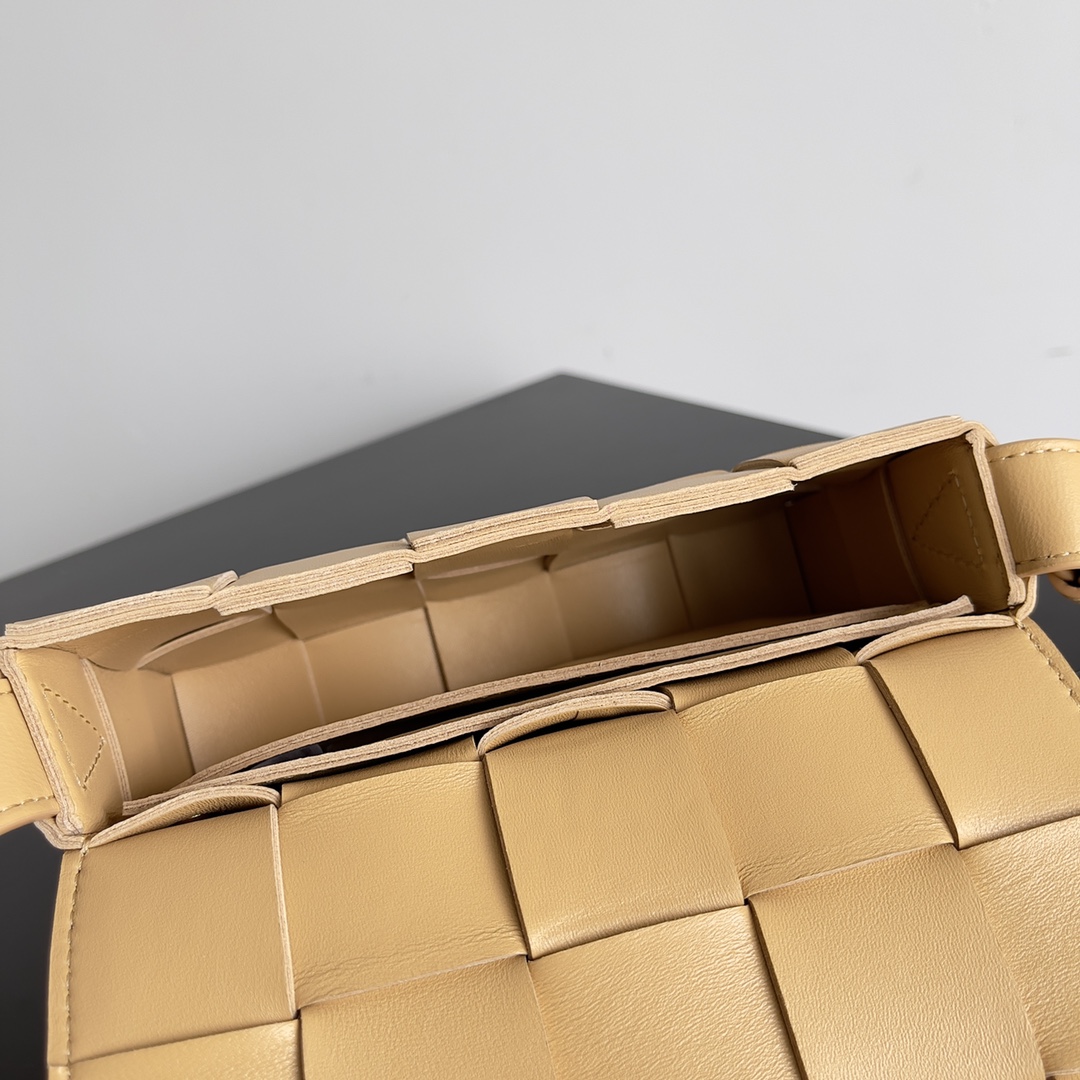 BV 葆蝶家 枕头包 CASSETTE  Intreccio 编织设计 羊皮 豆腐 购物袋 手提袋 斜款包 卡其色 730848 