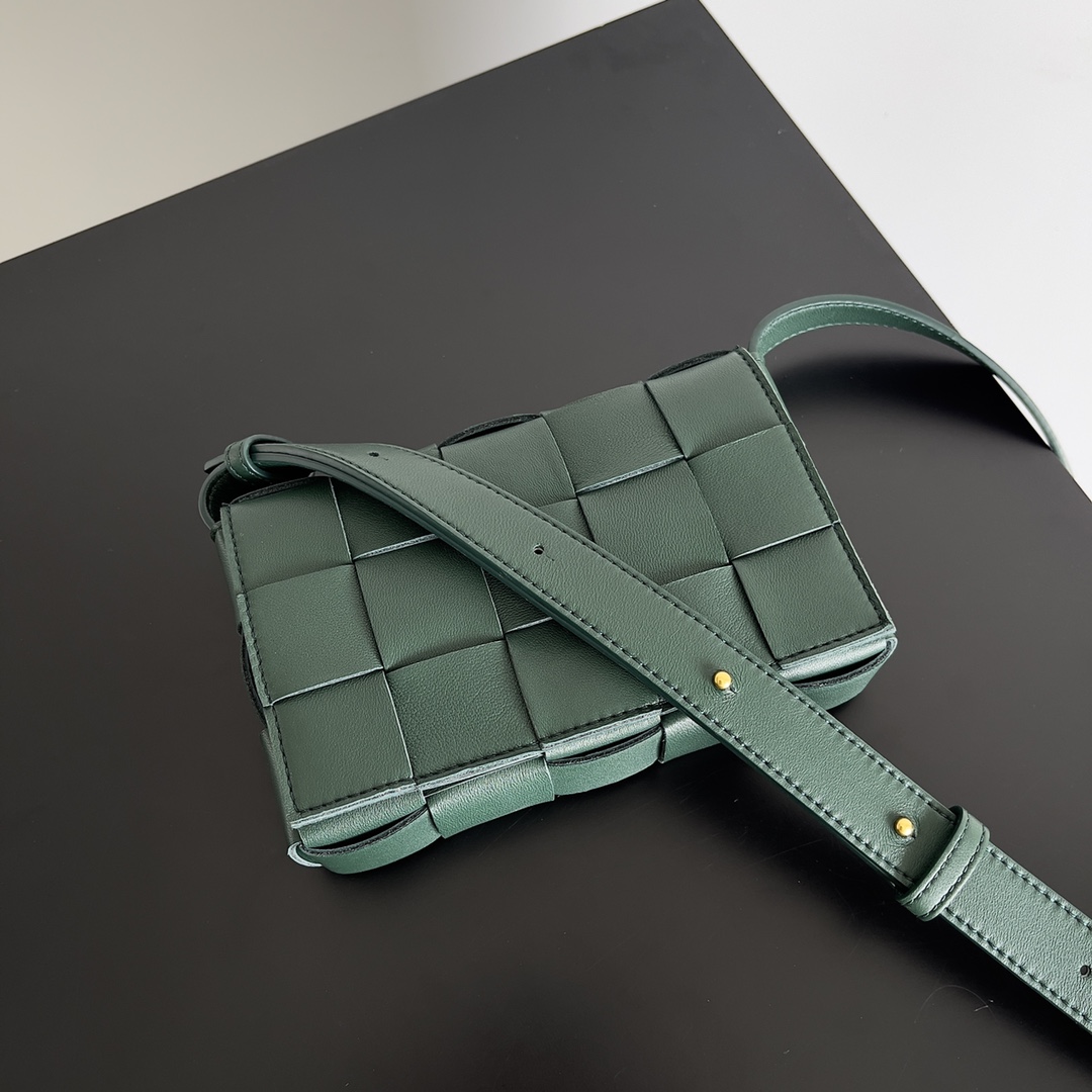 BV 葆蝶家 枕头包 CASSETTE  Intreccio 编织设计 羊皮 豆腐 购物袋 手提袋 斜款包 雨树绿 730848VMAY13035