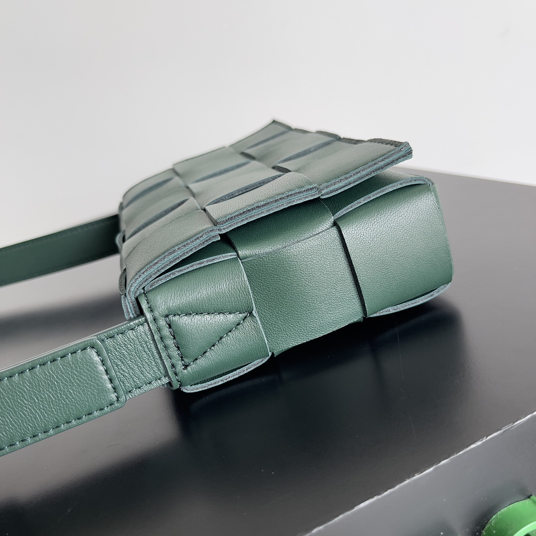 BV 葆蝶家 枕头包 CASSETTE  Intreccio 编织设计 羊皮 豆腐 购物袋 手提袋 斜款包 雨树绿 730848VMAY13035