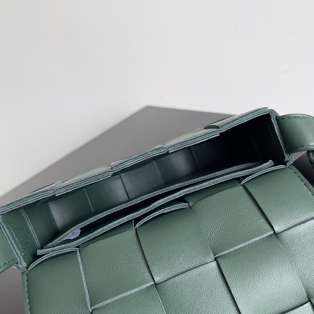 BV 葆蝶家 枕头包 CASSETTE  Intreccio 编织设计 羊皮 豆腐 购物袋 手提袋 斜款包 雨树绿 730848VMAY13035