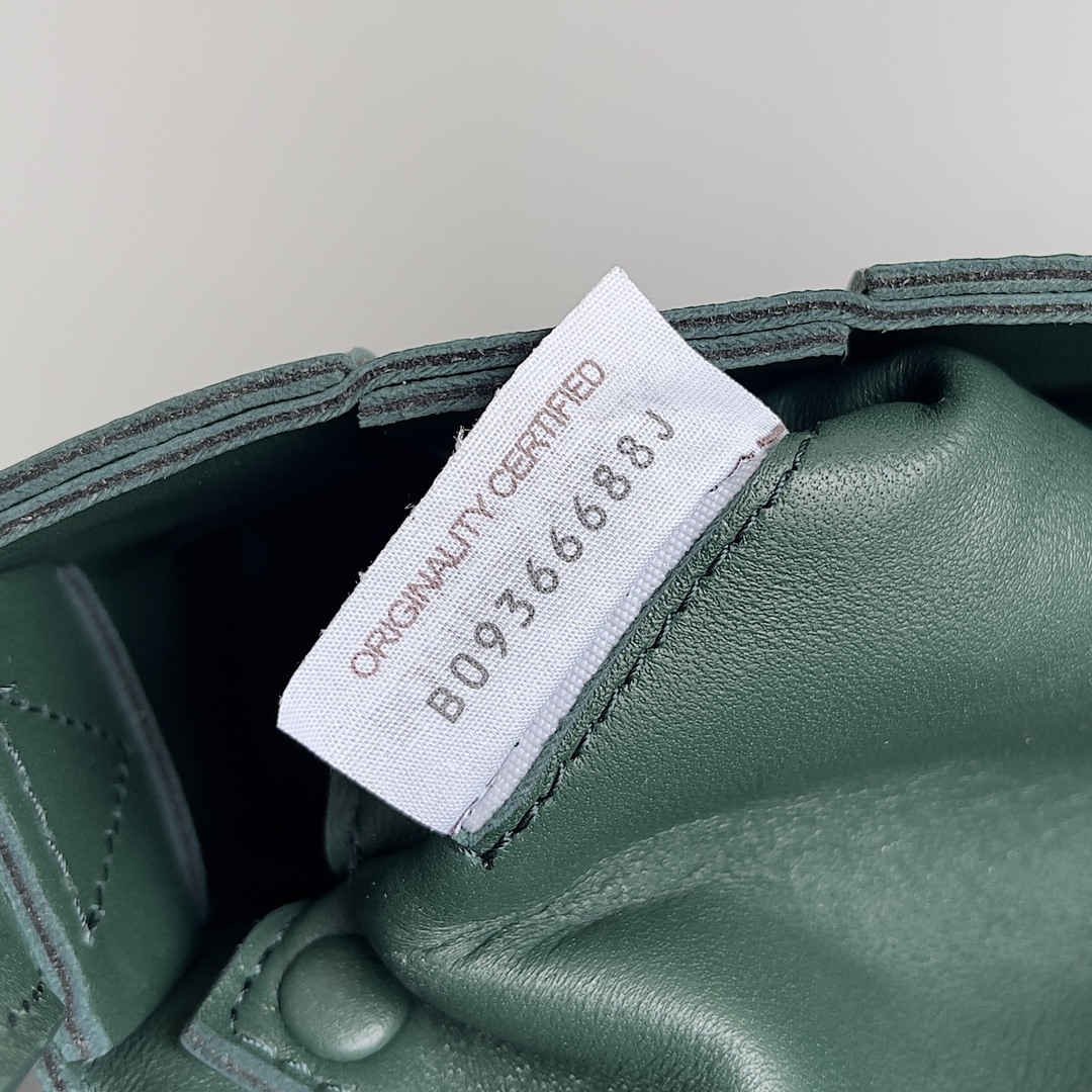 BV 葆蝶家 枕头包 CASSETTE  Intreccio 编织设计 羊皮 豆腐 购物袋 手提袋 斜款包 雨树绿 730848VMAY13035