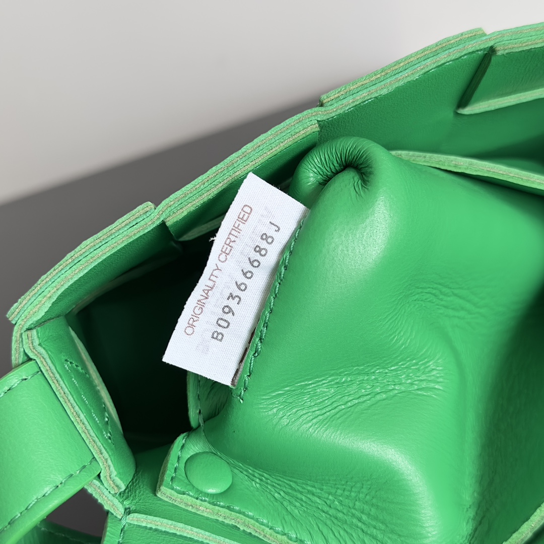 BV 葆蝶家 枕头包 CASSETTE  Intreccio 编织设计 羊皮 豆腐 购物袋 手提袋 斜款包 鹦鹉绿 730848 