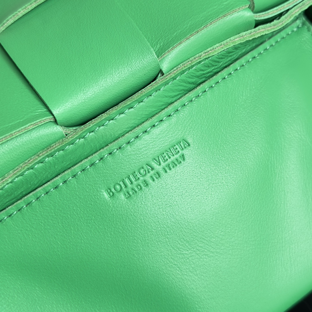 BV 葆蝶家 枕头包 CASSETTE  Intreccio 编织设计 羊皮 豆腐 购物袋 手提袋 斜款包 鹦鹉绿 730848 