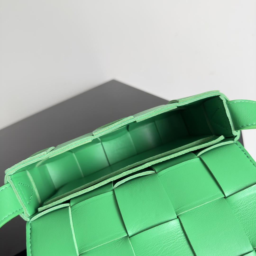 BV 葆蝶家 枕头包 CASSETTE  Intreccio 编织设计 羊皮 豆腐 购物袋 手提袋 斜款包 鹦鹉绿 730848 