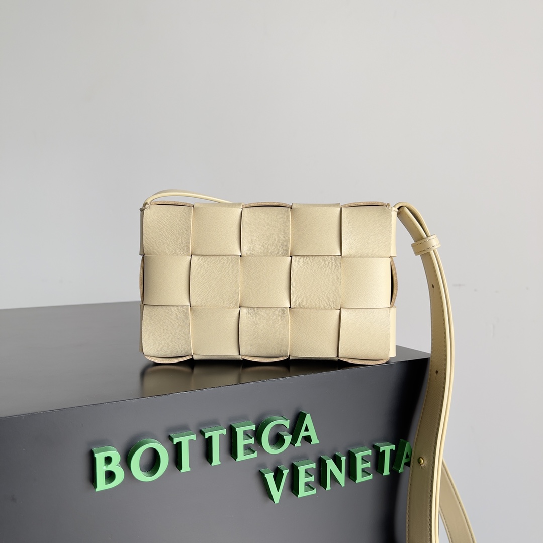 BV 葆蝶家 枕头包 CASSETTE  Intreccio 编织设计 羊皮 豆腐 购物袋 手提袋 斜款包 浅褐色 730848 