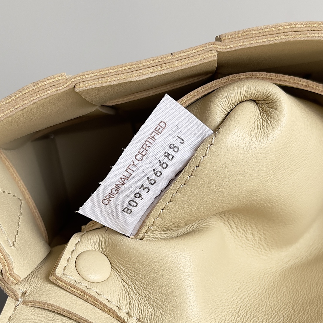 BV 葆蝶家 枕头包 CASSETTE  Intreccio 编织设计 羊皮 豆腐 购物袋 手提袋 斜款包 浅褐色 730848 