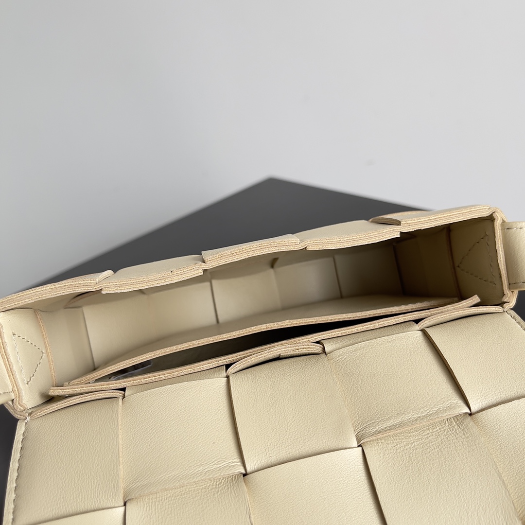 BV 葆蝶家 枕头包 CASSETTE  Intreccio 编织设计 羊皮 豆腐 购物袋 手提袋 斜款包 浅褐色 730848 