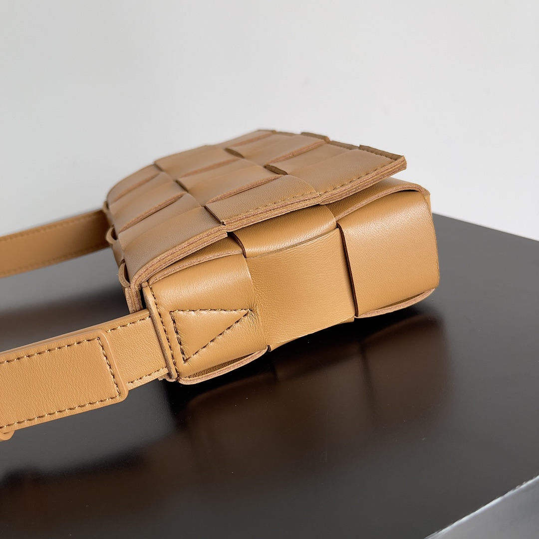 BV 葆蝶家 枕头包 CASSETTE  Intreccio 编织设计 羊皮 豆腐 购物袋 手提袋 斜款包 焦糖棕色 730848 