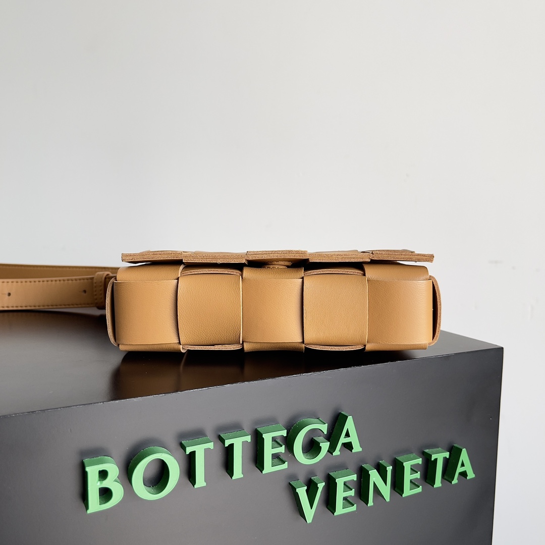 BV 葆蝶家 枕头包 CASSETTE  Intreccio 编织设计 羊皮 豆腐 购物袋 手提袋 斜款包 焦糖棕色 730848 