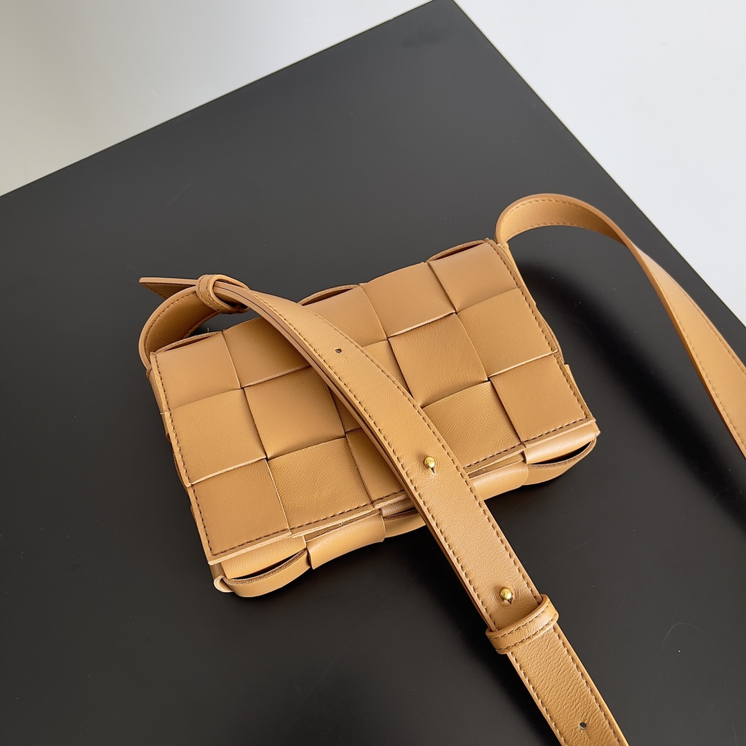 BV 葆蝶家 枕头包 CASSETTE  Intreccio 编织设计 羊皮 豆腐 购物袋 手提袋 斜款包 焦糖棕色 730848 