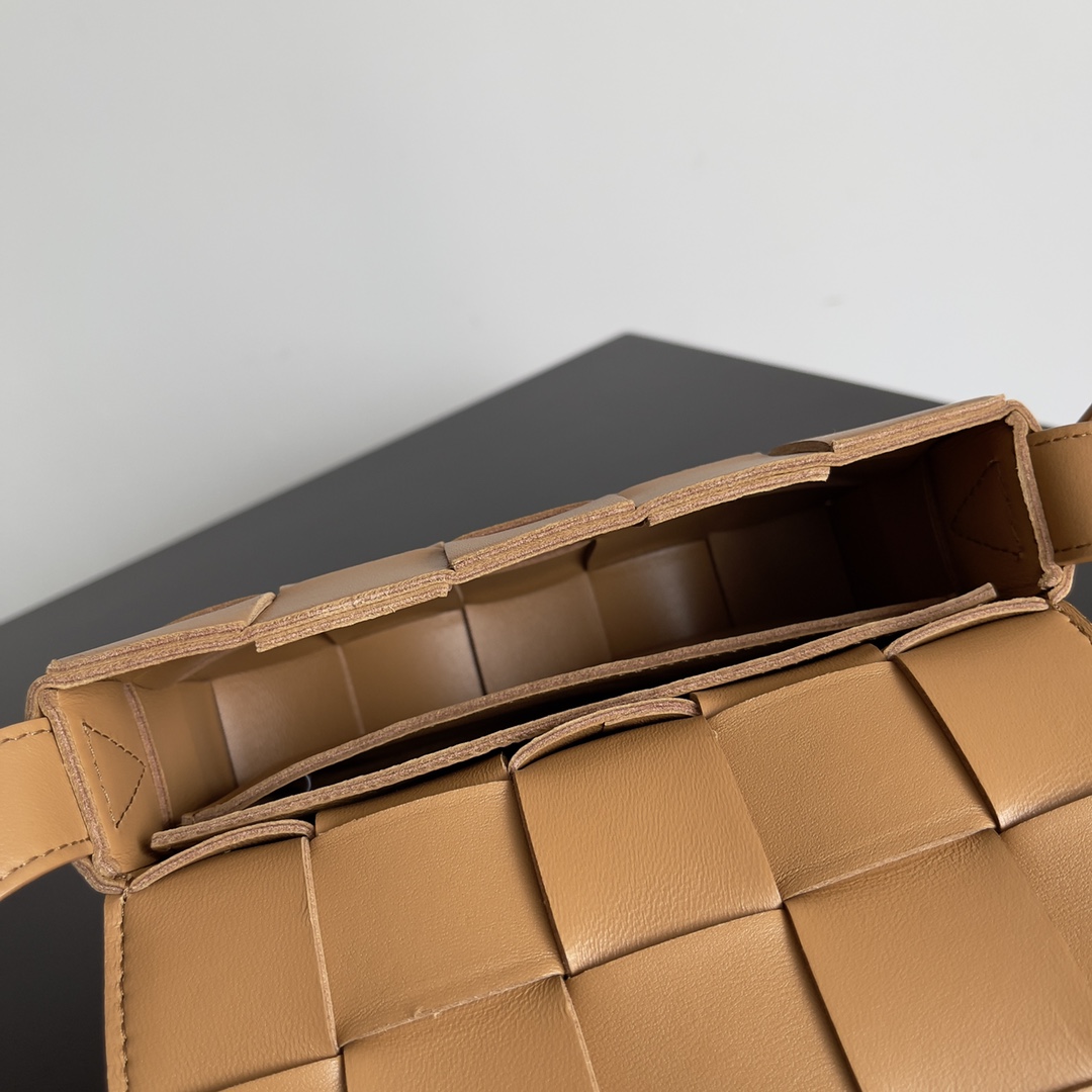 BV 葆蝶家 枕头包 CASSETTE  Intreccio 编织设计 羊皮 豆腐 购物袋 手提袋 斜款包 焦糖棕色 730848 