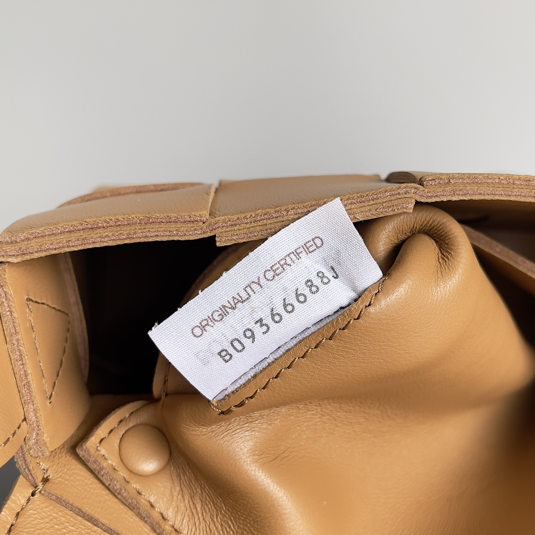 BV 葆蝶家 枕头包 CASSETTE  Intreccio 编织设计 羊皮 豆腐 购物袋 手提袋 斜款包 焦糖棕色 730848 