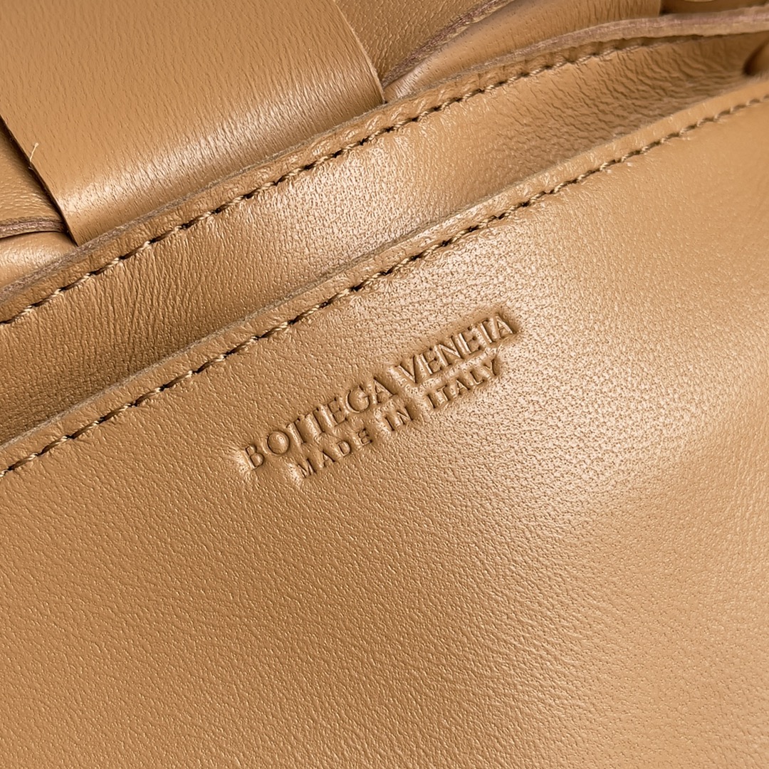 BV 葆蝶家 枕头包 CASSETTE  Intreccio 编织设计 羊皮 豆腐 购物袋 手提袋 斜款包 焦糖棕色 730848 