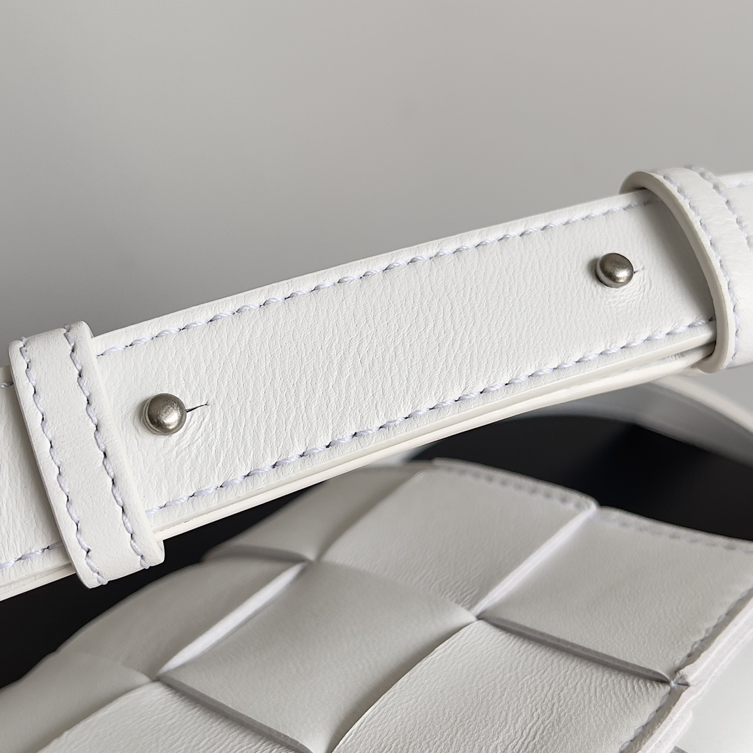 BV 葆蝶家 枕头包 CASSETTE  Intreccio 编织设计 羊皮 豆腐 购物袋 手提袋 斜款包 白色 730848VMAY19009