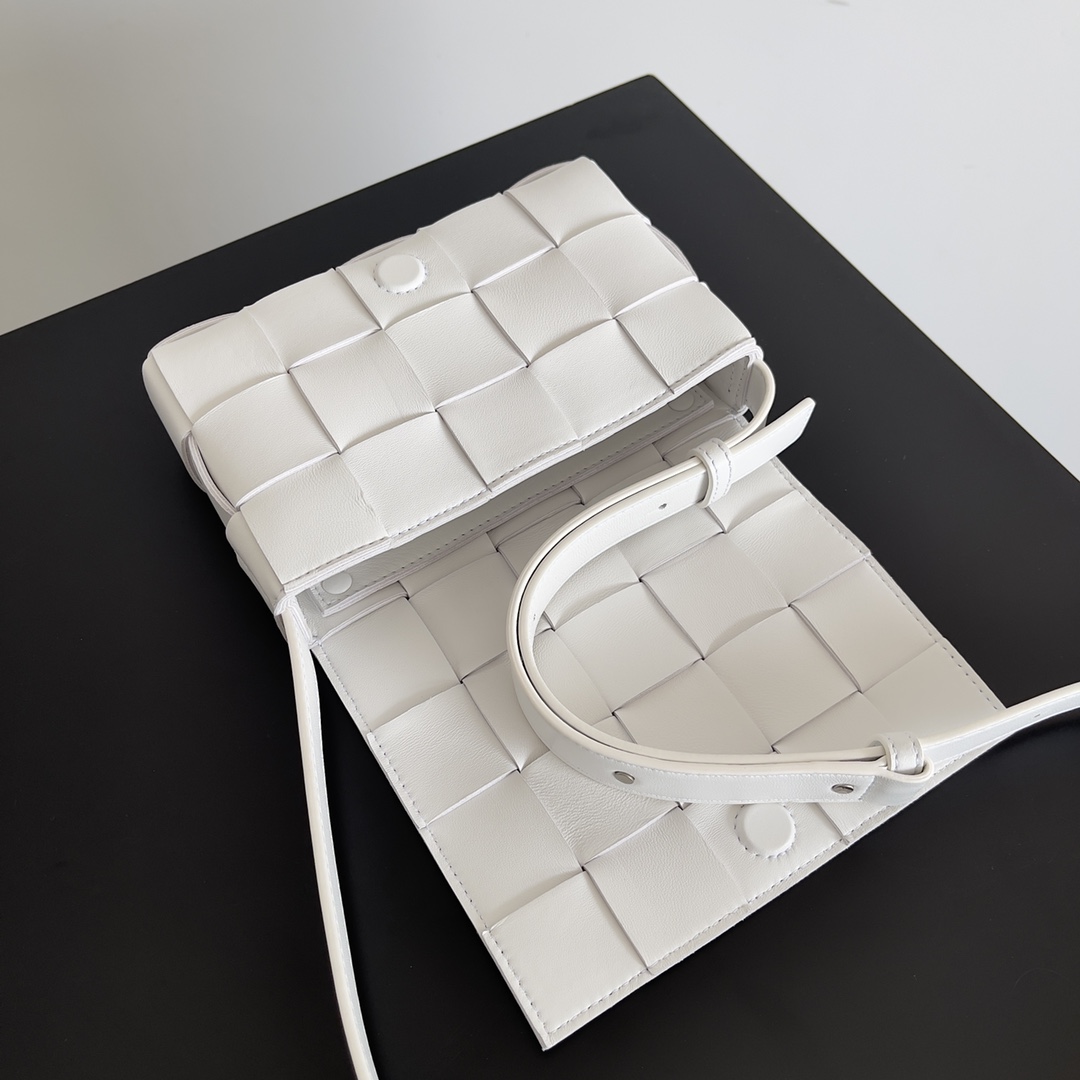 BV 葆蝶家 枕头包 CASSETTE  Intreccio 编织设计 羊皮 豆腐 购物袋 手提袋 斜款包 白色 730848VMAY19009