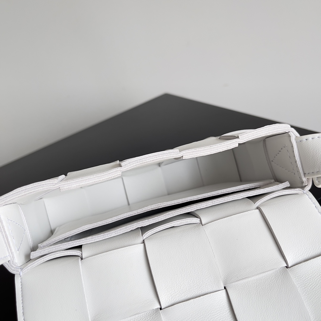 BV 葆蝶家 枕头包 CASSETTE  Intreccio 编织设计 羊皮 豆腐 购物袋 手提袋 斜款包 白色 730848VMAY19009