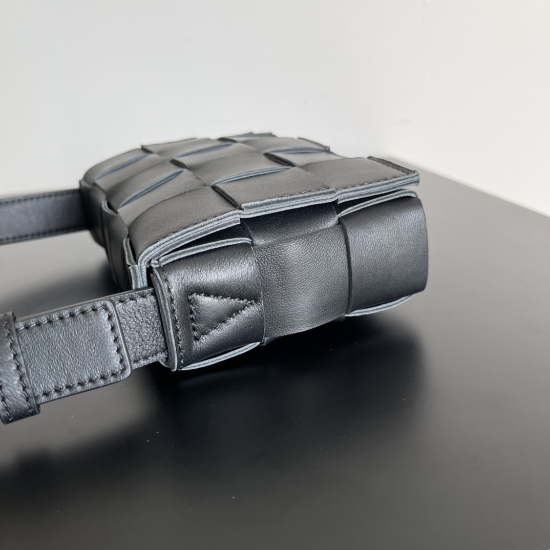 BV 葆蝶家 枕头包 CASSETTE  Intreccio 编织设计 羊皮 豆腐 购物袋 手提袋 斜款包 黑色 730848VMAY18425