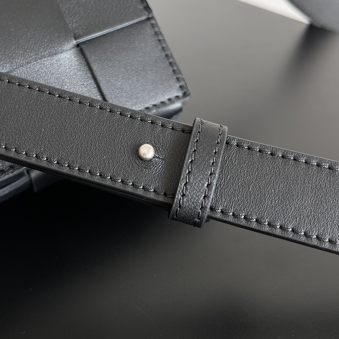 BV 葆蝶家 枕头包 CASSETTE  Intreccio 编织设计 羊皮 豆腐 购物袋 手提袋 斜款包 黑色 730848VMAY18425