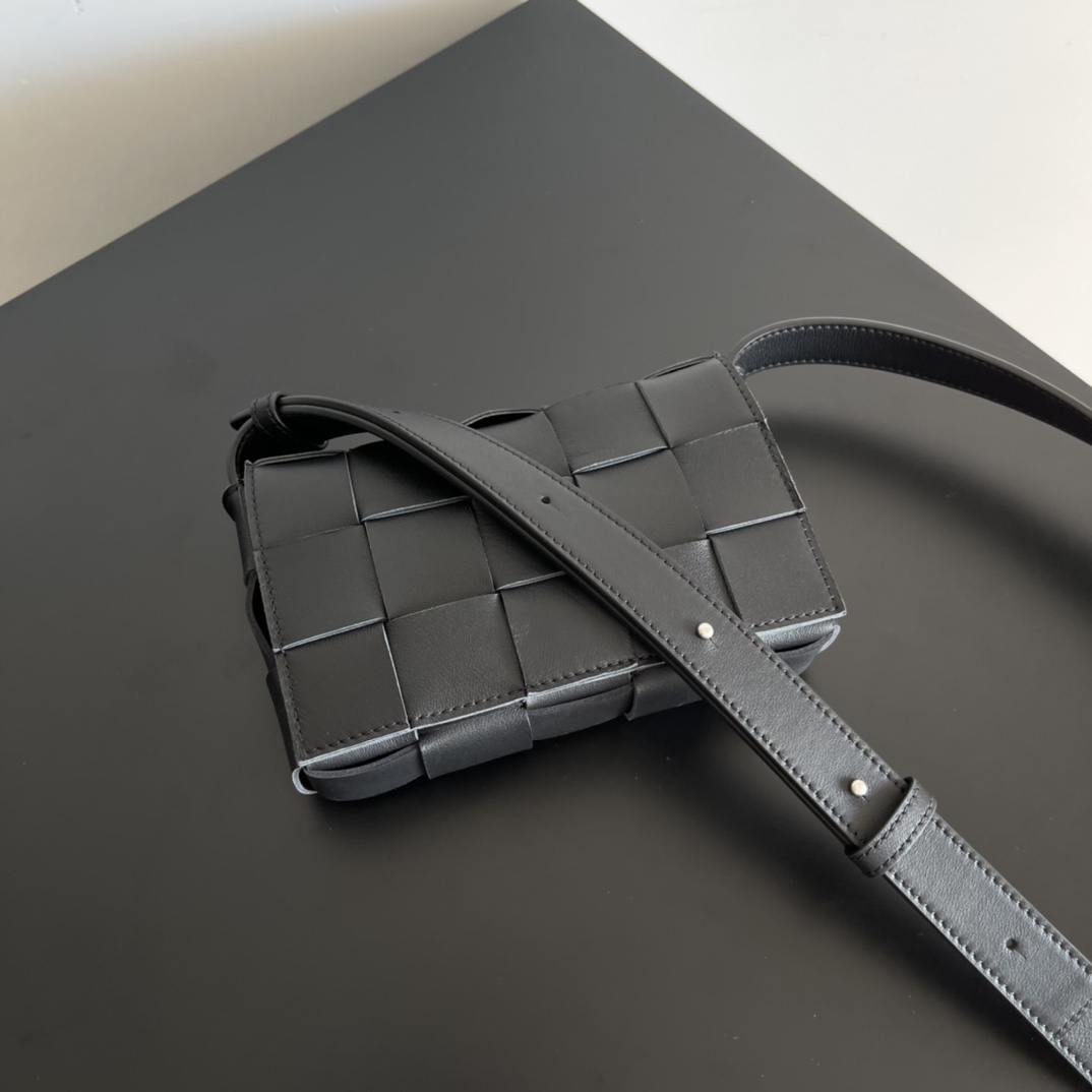 BV 葆蝶家 枕头包 CASSETTE  Intreccio 编织设计 羊皮 豆腐 购物袋 手提袋 斜款包 黑色 730848VMAY18425