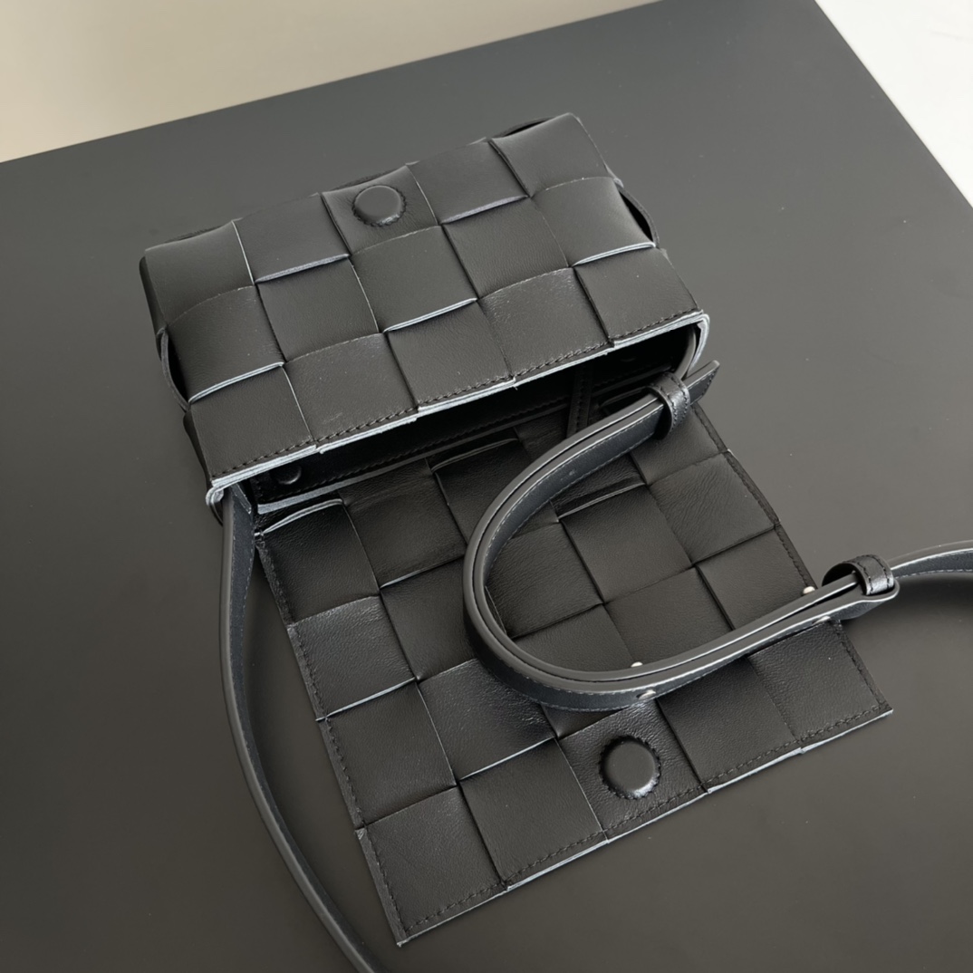 BV 葆蝶家 枕头包 CASSETTE  Intreccio 编织设计 羊皮 豆腐 购物袋 手提袋 斜款包 黑色 730848VMAY18425