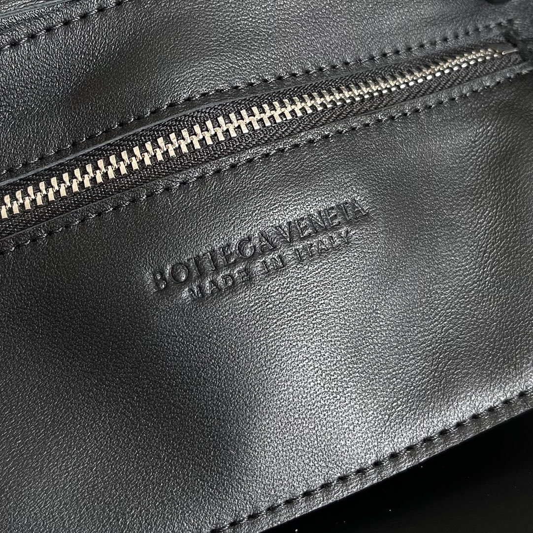 BV 葆蝶家 枕头包 CASSETTE  Intreccio 编织设计 羊皮 豆腐 购物袋 手提袋 斜款包 黑色 730848VMAY18425