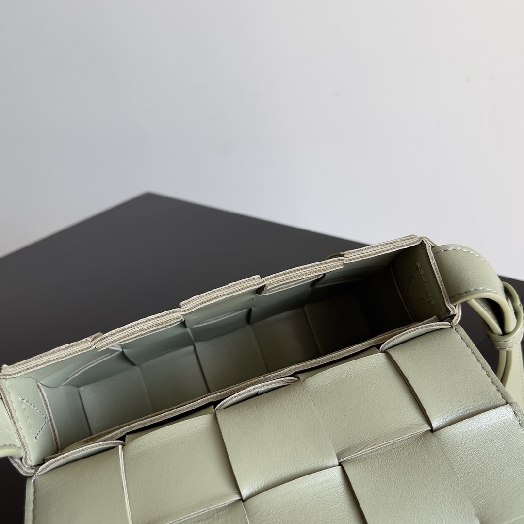 BV 葆蝶家 枕头包 CASSETTE  Intreccio 编织设计 羊皮 豆腐 购物袋 手提袋 斜款包 洞石绿 730848 