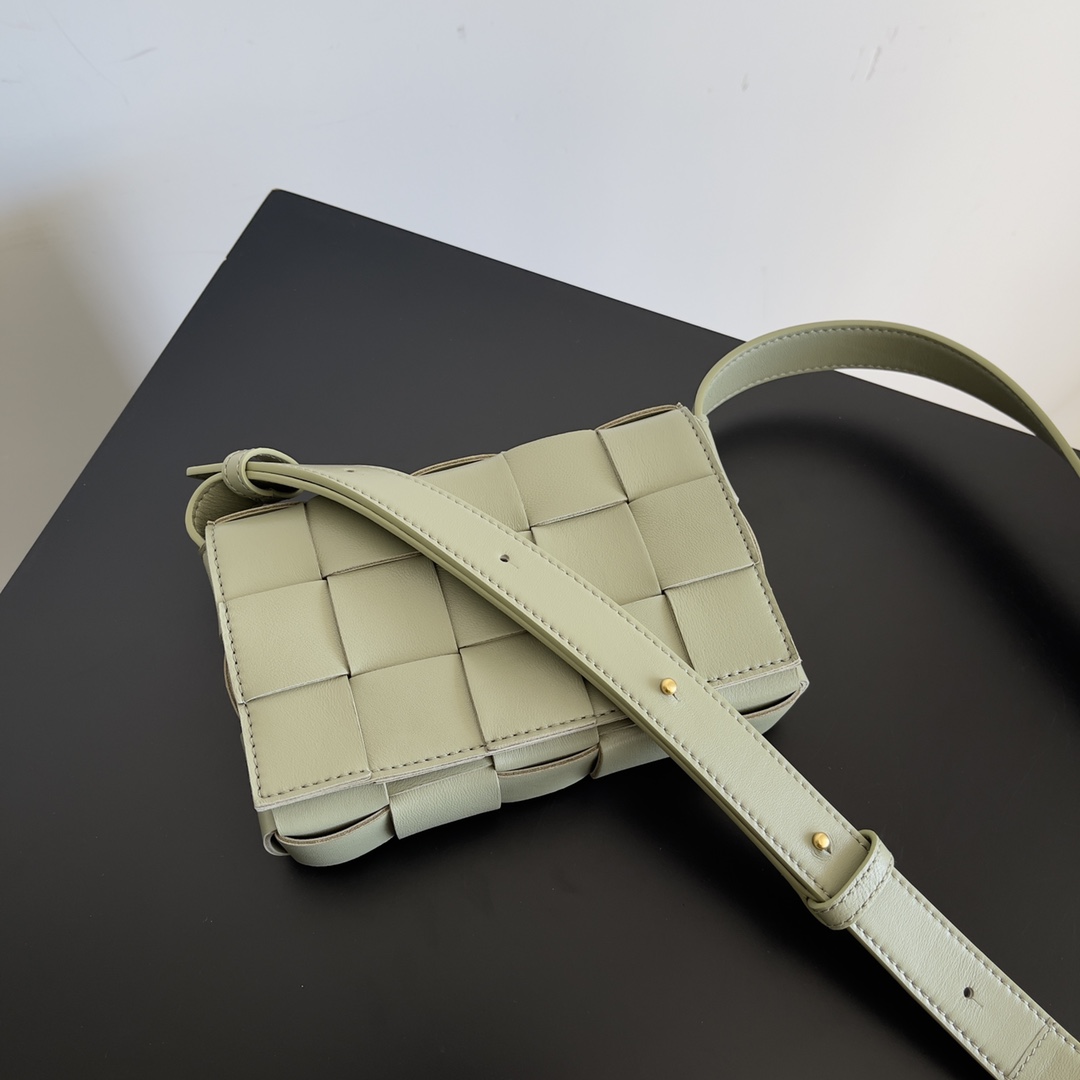 BV 葆蝶家 枕头包 CASSETTE  Intreccio 编织设计 羊皮 豆腐 购物袋 手提袋 斜款包 洞石绿 730848 