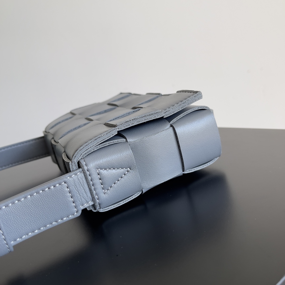 BV 葆蝶家 枕头包 CASSETTE  Intreccio 编织设计 羊皮 豆腐 购物袋 手提袋 斜款包 灰色 730848 