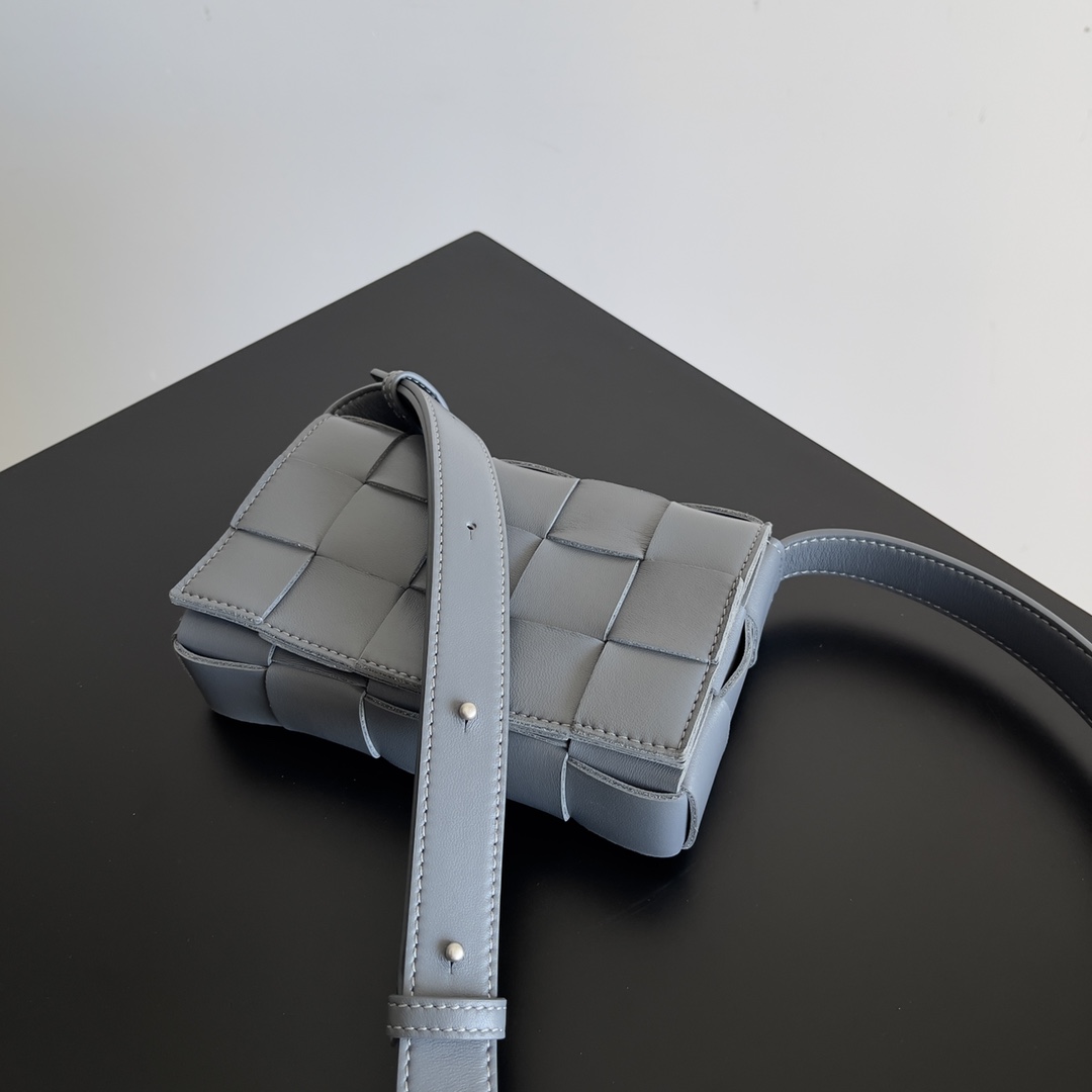 BV 葆蝶家 枕头包 CASSETTE  Intreccio 编织设计 羊皮 豆腐 购物袋 手提袋 斜款包 灰色 730848 