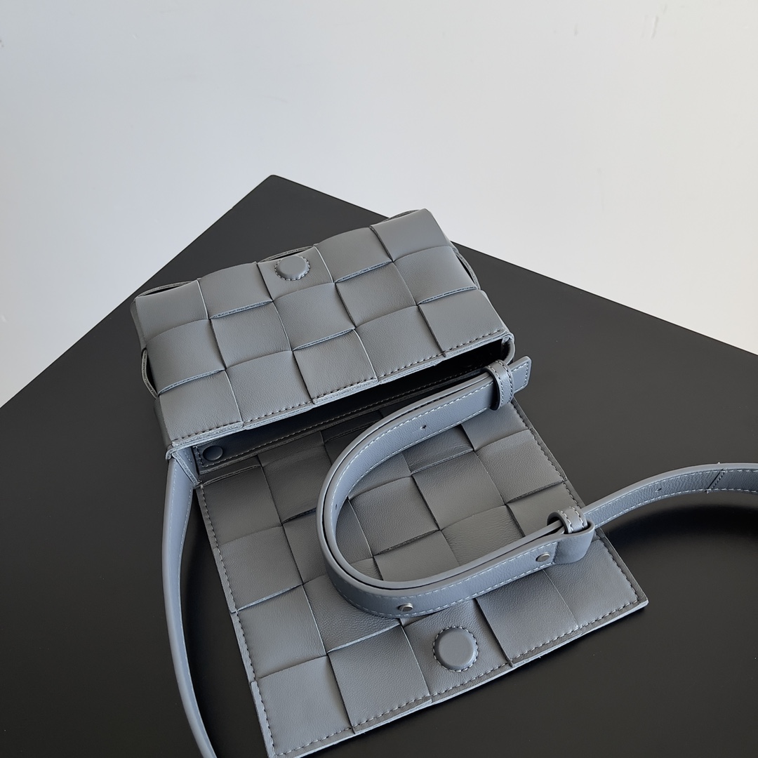 BV 葆蝶家 枕头包 CASSETTE  Intreccio 编织设计 羊皮 豆腐 购物袋 手提袋 斜款包 灰色 730848 