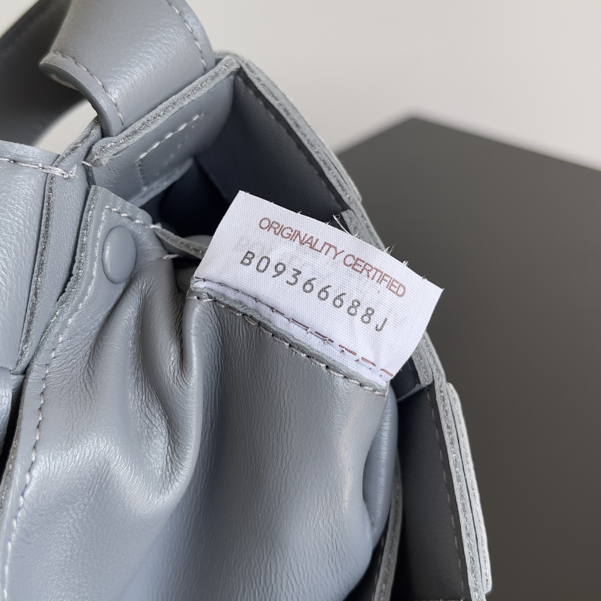 BV 葆蝶家 枕头包 CASSETTE  Intreccio 编织设计 羊皮 豆腐 购物袋 手提袋 斜款包 灰色 730848 