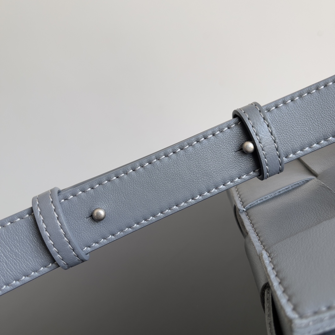 BV 葆蝶家 枕头包 CASSETTE  Intreccio 编织设计 羊皮 豆腐 购物袋 手提袋 斜款包 灰色 730848 