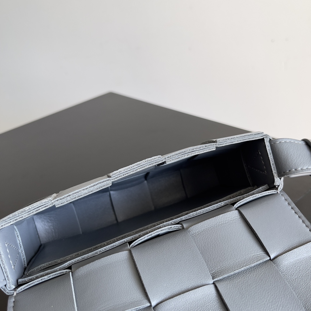 BV 葆蝶家 枕头包 CASSETTE  Intreccio 编织设计 羊皮 豆腐 购物袋 手提袋 斜款包 灰色 730848 