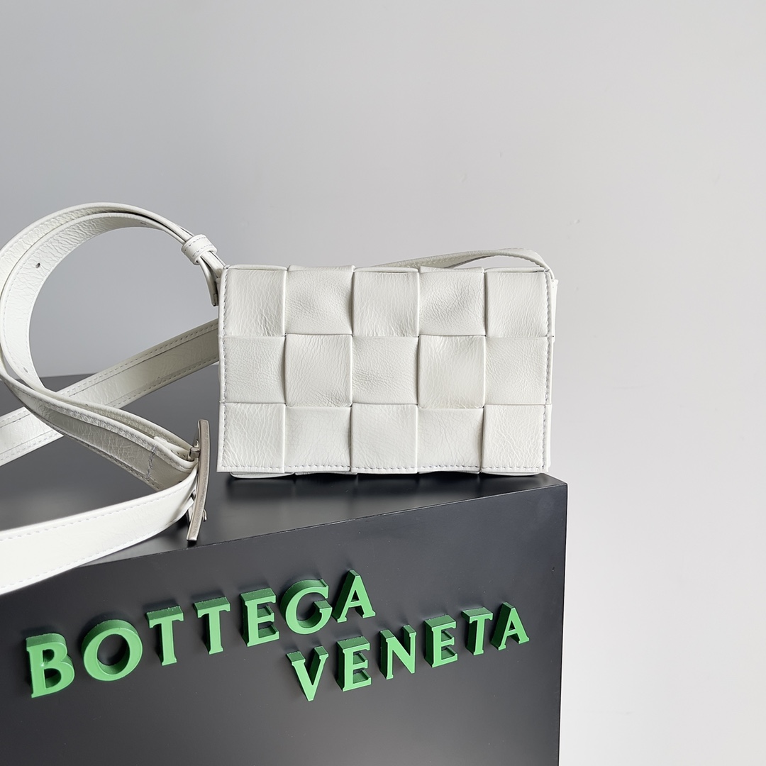 小号 BV 葆蝶家 枕头包 CASSETTE  Intreccio 编织设计 羊皮 豆腐 购物袋 手提袋 斜款包 （油蜡皮）银色饰面 白色 717587VCQ719007