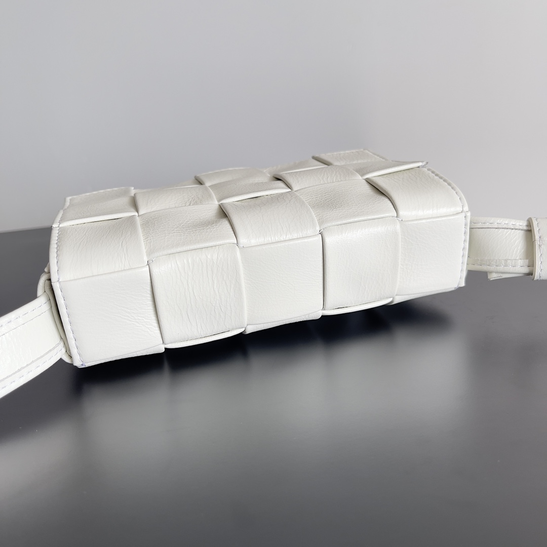 小号 BV 葆蝶家 枕头包 CASSETTE  Intreccio 编织设计 羊皮 豆腐 购物袋 手提袋 斜款包 （油蜡皮）银色饰面 白色 717587VCQ719007