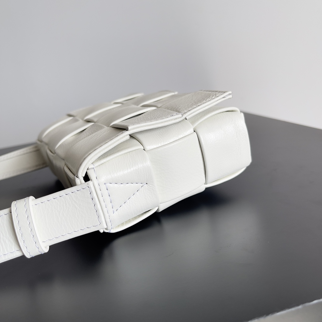 小号 BV 葆蝶家 枕头包 CASSETTE  Intreccio 编织设计 羊皮 豆腐 购物袋 手提袋 斜款包 （油蜡皮）银色饰面 白色 717587VCQ719007