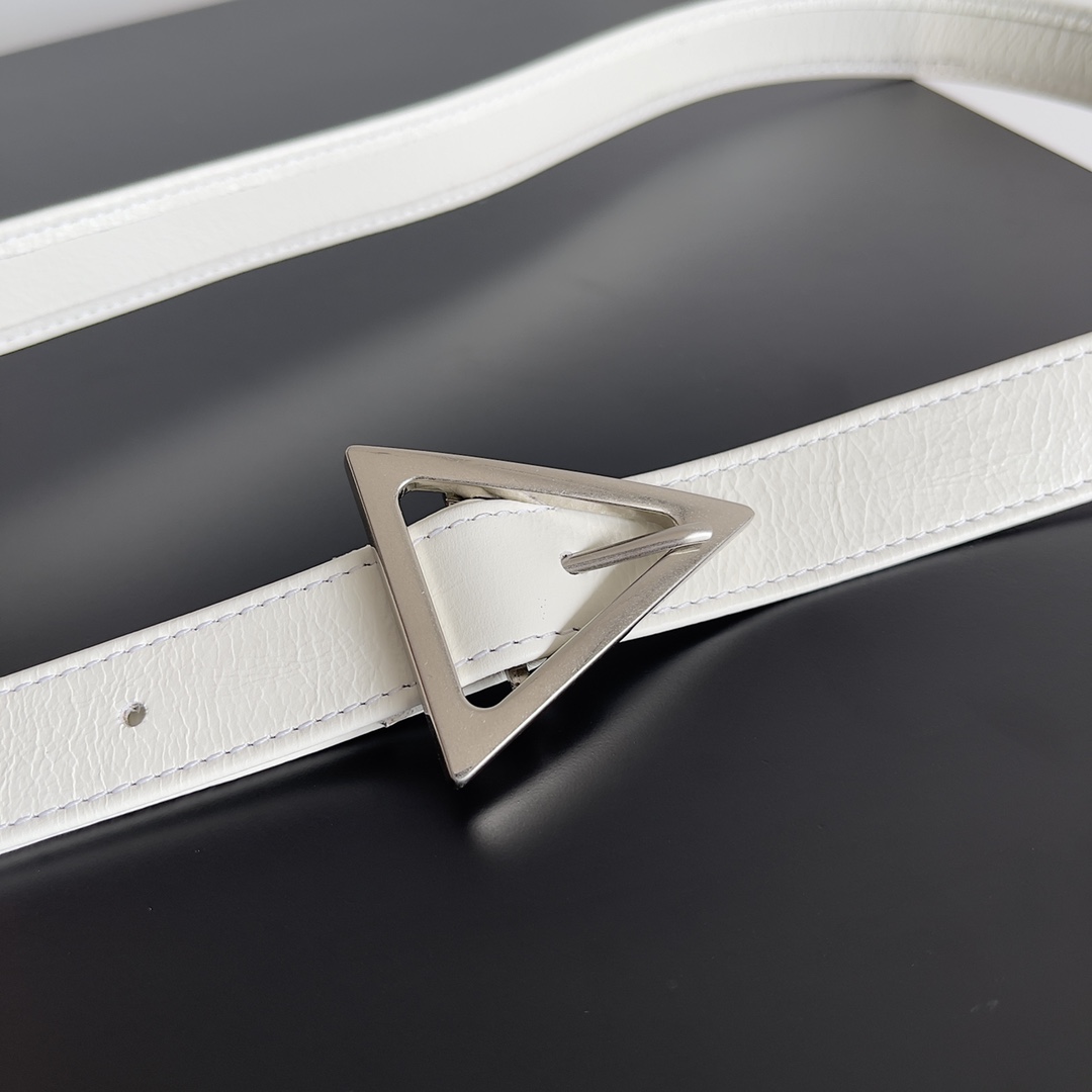 小号 BV 葆蝶家 枕头包 CASSETTE  Intreccio 编织设计 羊皮 豆腐 购物袋 手提袋 斜款包 （油蜡皮）银色饰面 白色 717587VCQ719007