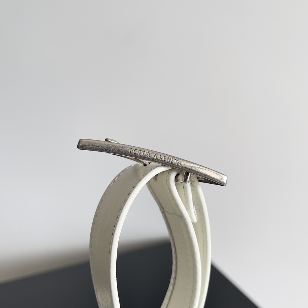 小号 BV 葆蝶家 枕头包 CASSETTE  Intreccio 编织设计 羊皮 豆腐 购物袋 手提袋 斜款包 （油蜡皮）银色饰面 白色 717587VCQ719007