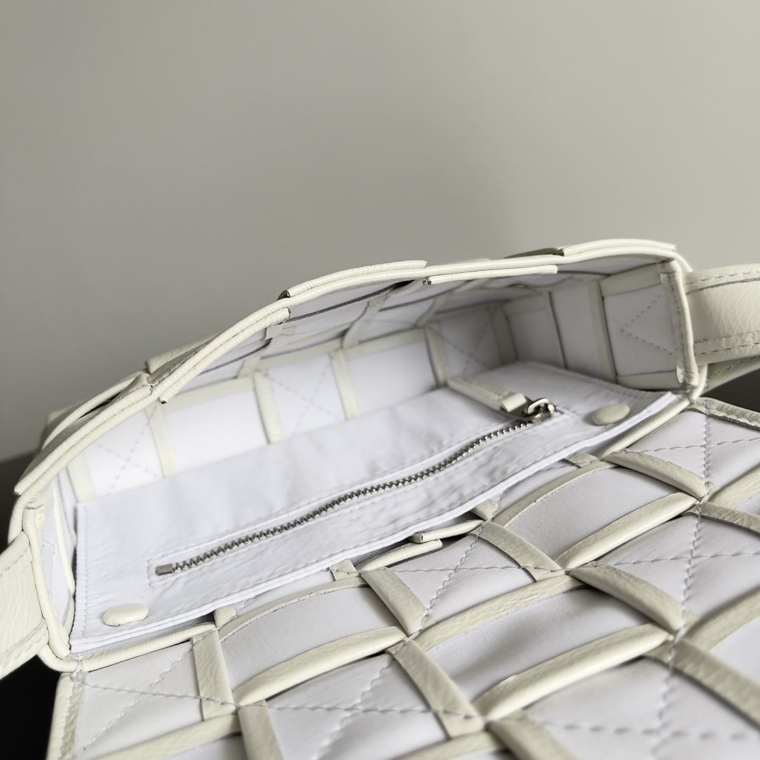 小号 BV 葆蝶家 枕头包 CASSETTE  Intreccio 编织设计 羊皮 豆腐 购物袋 手提袋 斜款包 （油蜡皮）银色饰面 白色 717587VCQ719007