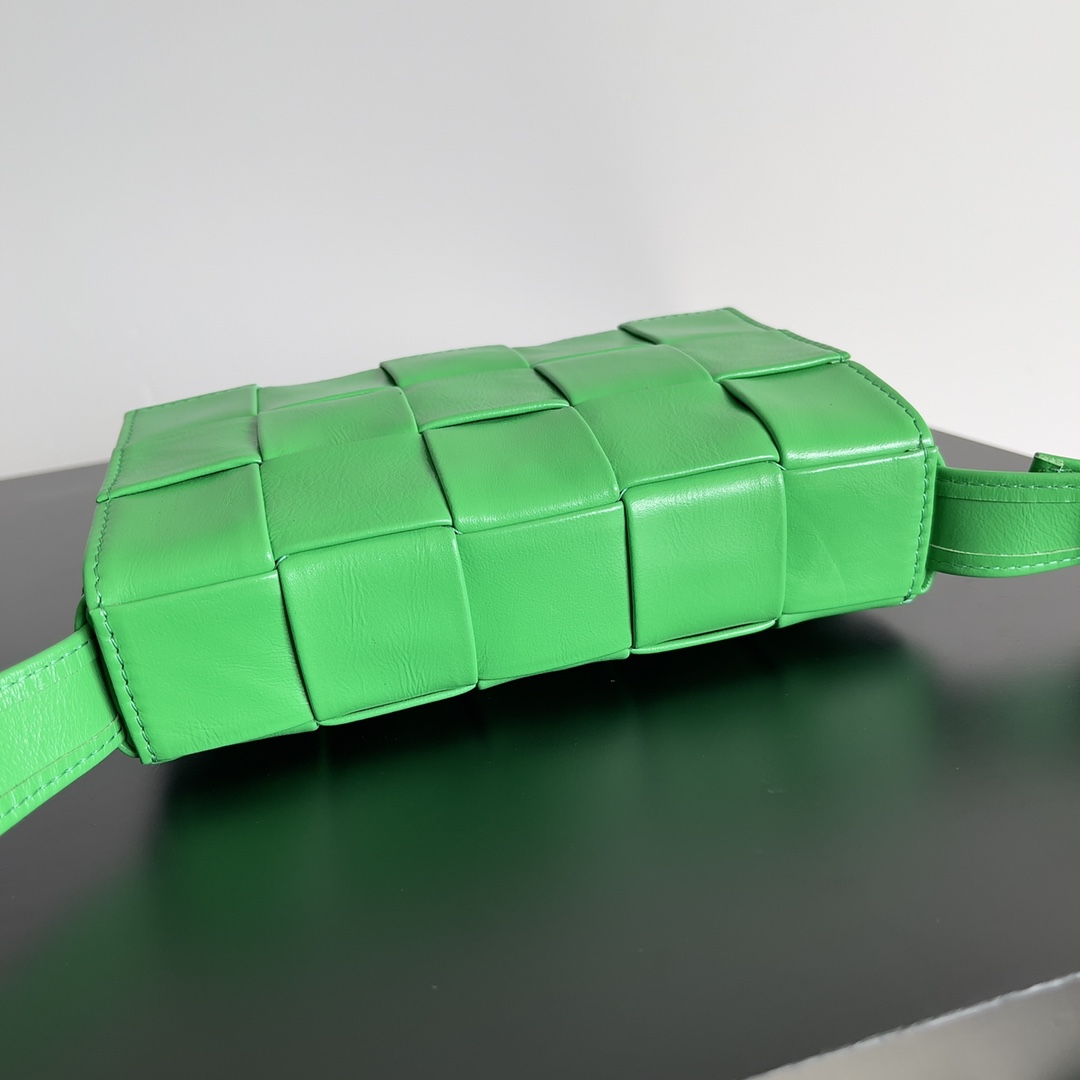 小号 BV 葆蝶家 枕头包 CASSETTE  Intreccio 编织设计 羊皮 豆腐 购物袋 手提袋 斜款包 （油蜡皮）银色饰面 绿色 717587VCQ713724