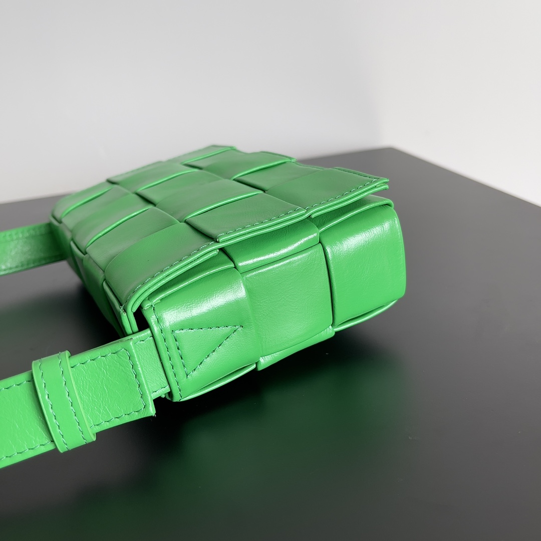 小号 BV 葆蝶家 枕头包 CASSETTE  Intreccio 编织设计 羊皮 豆腐 购物袋 手提袋 斜款包 （油蜡皮）银色饰面 绿色 717587VCQ713724