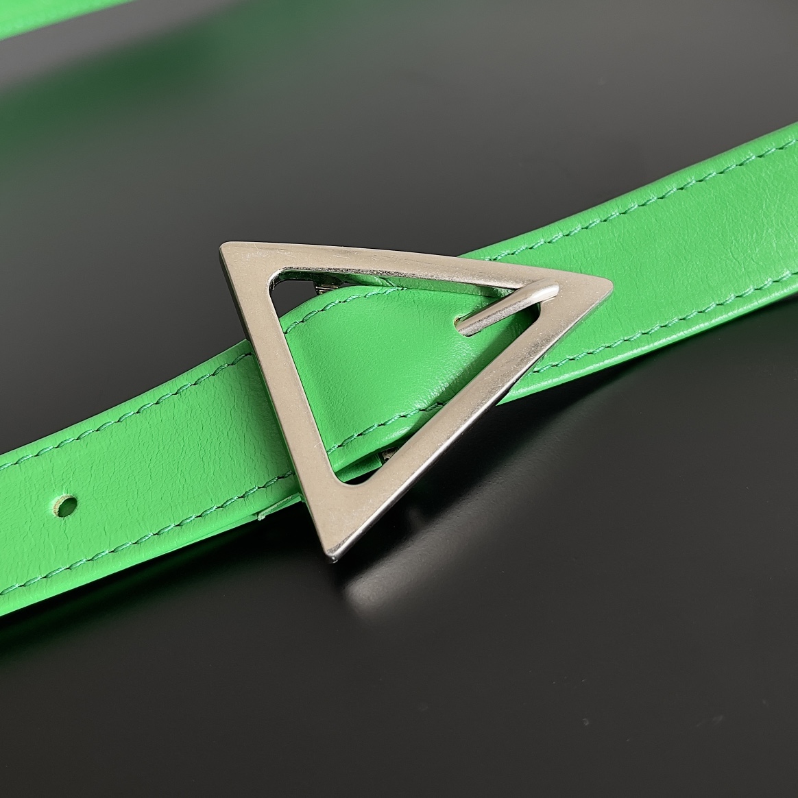 小号 BV 葆蝶家 枕头包 CASSETTE  Intreccio 编织设计 羊皮 豆腐 购物袋 手提袋 斜款包 （油蜡皮）银色饰面 绿色 717587VCQ713724