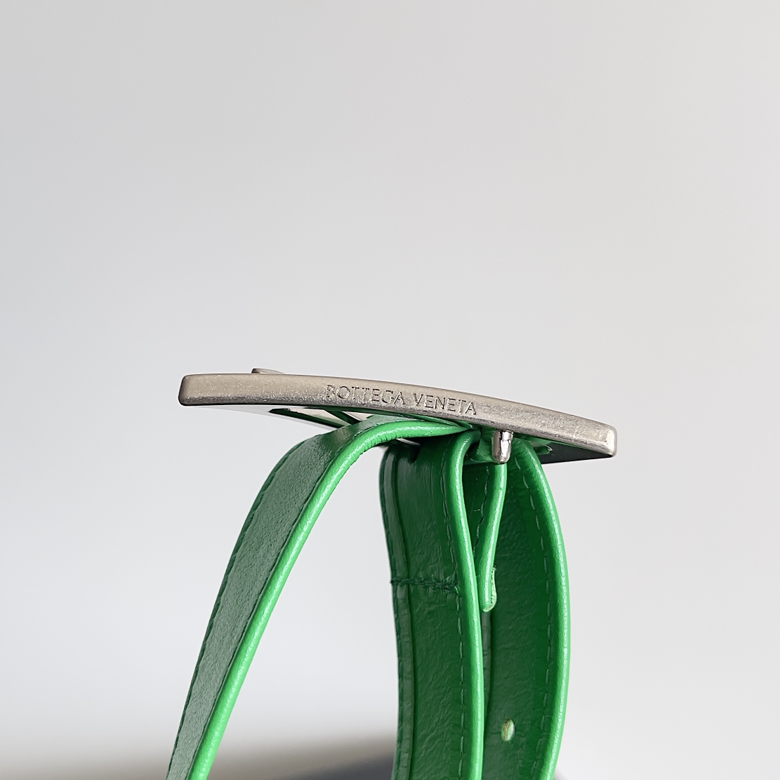 小号 BV 葆蝶家 枕头包 CASSETTE  Intreccio 编织设计 羊皮 豆腐 购物袋 手提袋 斜款包 （油蜡皮）银色饰面 绿色 717587VCQ713724