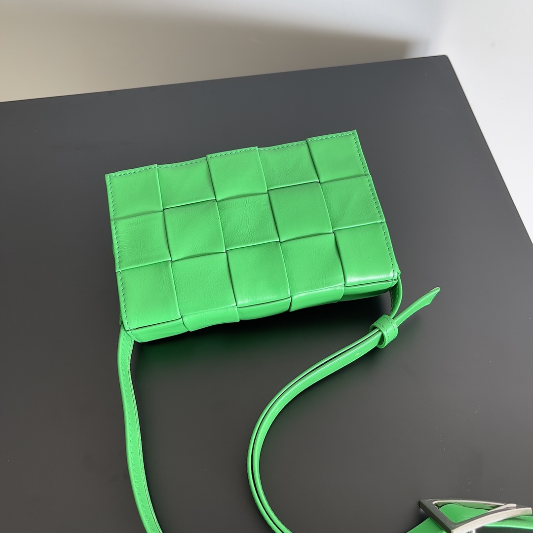 小号 BV 葆蝶家 枕头包 CASSETTE  Intreccio 编织设计 羊皮 豆腐 购物袋 手提袋 斜款包 （油蜡皮）银色饰面 绿色 717587VCQ713724