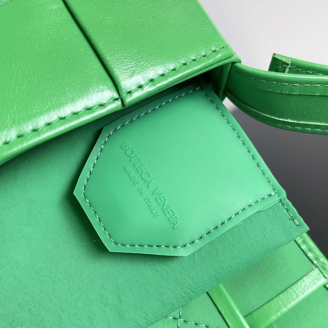 小号 BV 葆蝶家 枕头包 CASSETTE  Intreccio 编织设计 羊皮 豆腐 购物袋 手提袋 斜款包 （油蜡皮）银色饰面 绿色 717587VCQ713724