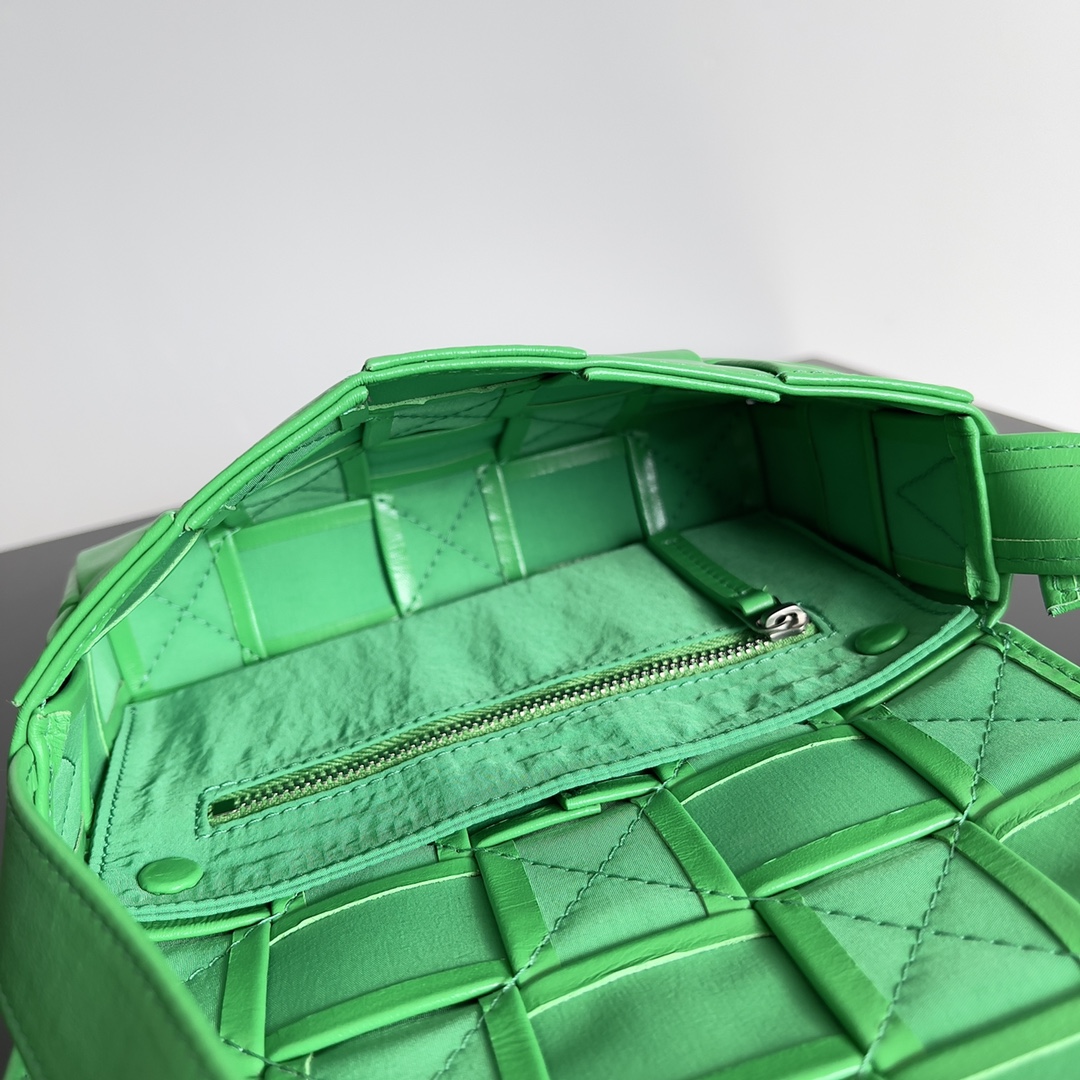 小号 BV 葆蝶家 枕头包 CASSETTE  Intreccio 编织设计 羊皮 豆腐 购物袋 手提袋 斜款包 （油蜡皮）银色饰面 绿色 717587VCQ713724